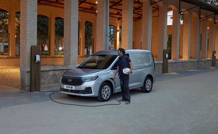 Ford-Transporter mit Plug-in-Antrieb  - Liefern mit Elektrokick  