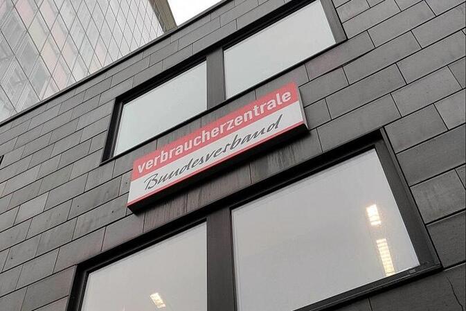 VZBV drängt auf Stromsteuersenkung und Klarheit über 58-Euro-Ticket