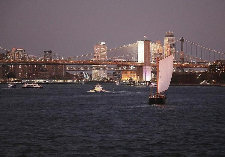 Schiff kollidiert mit Brooklyn Bridge in New York - zwei Tote