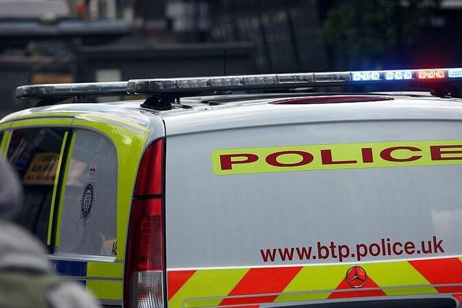 Autofahrer fährt bei Liverpooler Meisterparade in Menschenmenge
