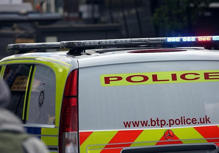 Autofahrer fährt bei Liverpooler Meisterparade in Menschenmenge