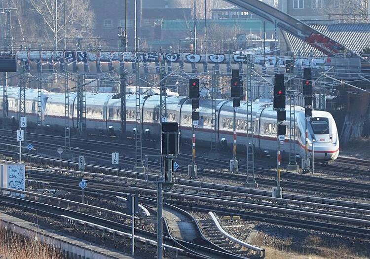 Böschungsbrände: Bahnverkehr in Norddeutschland beeinträchtigt