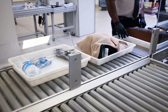 Verband: Fluggäste sollen künftig mehr Flüssigkeit ins Handgepäck mitnehmen können