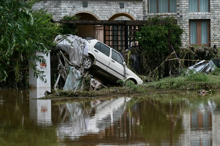 Mehr als 30 Tote und Massenevakuierungen wegen Hochwasser und Erdrutschen in China