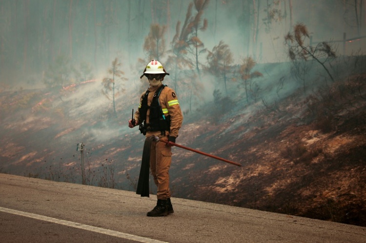 Fast 2700 Feuerwehrleute bekämpfen schwere Waldbrände in Portugal