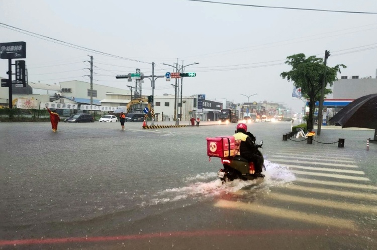 Fünf Tote durch Überschwemmungen in Taiwan - Höchste Unwetter-Warnstufe in Peking