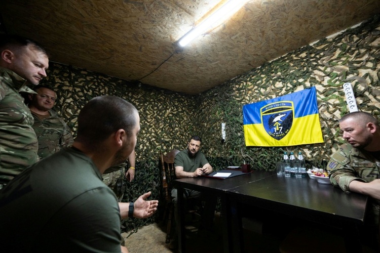 Selenskyj besucht Soldaten nahe Front im Nordosten der Ukraine