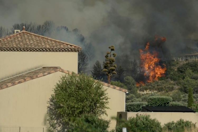 Waldbrand in Frankreich breitet sich rasend schnell aus: Schon 4000 Hektar zerstört