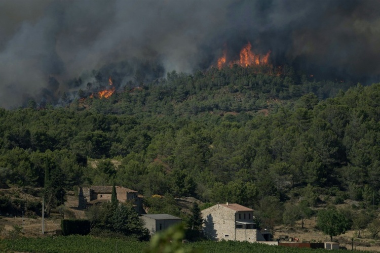 Feuerwehr in Südfrankreich kämpft weiter gegen schweren Waldbrand