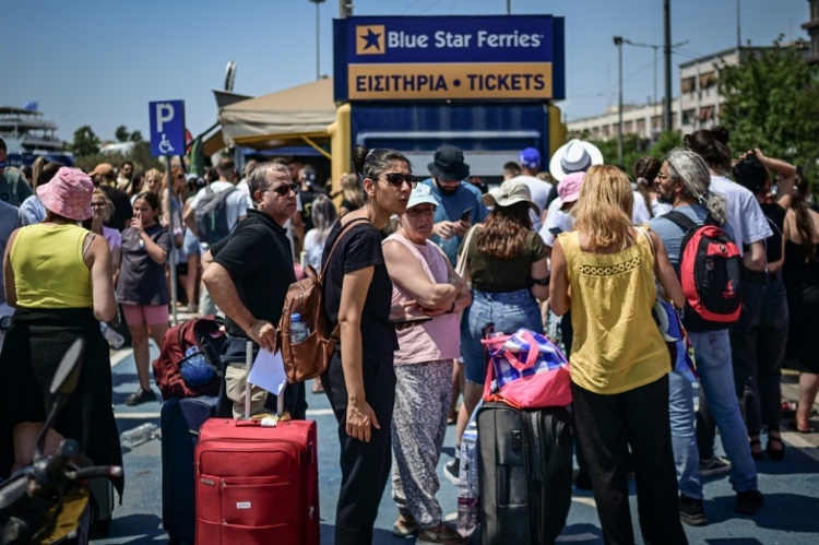 Zwei Tote auf See vor Griechenland - Stürme schränken Reiseverkehr ein