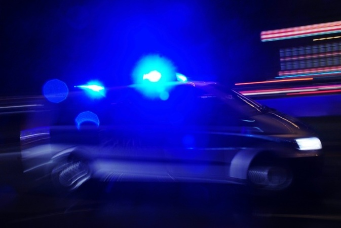 Mann tötet Lebensgefährtin und verursacht tödlichen Autounfall mit Kindern an Bord