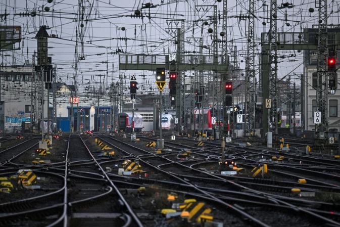 Mehrere Kabel durchtrennt: Mutmaßlicher Anschlag auf Bahn in Bayern