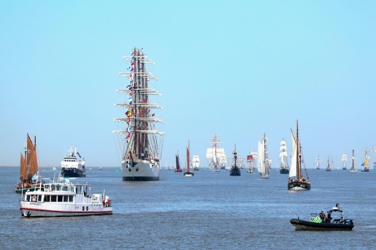 Schiff gerät bei Einlaufparade für Sail-Festival in Bremerhaven in Brand