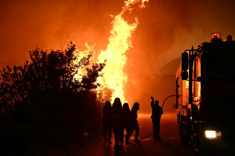 Griechische Feuerwehr dämmt Waldbrände vor drittgrößter Stadt Patras ein