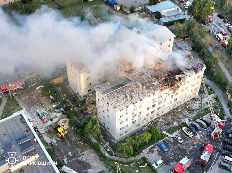 Kiew meldet fünf Tote bei russischem Drohnenangriff auf Wohnblock in Charkiw