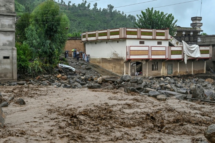 Regen behindert Suche nach 200 Vermissten nach Sturzfluten in Pakistan