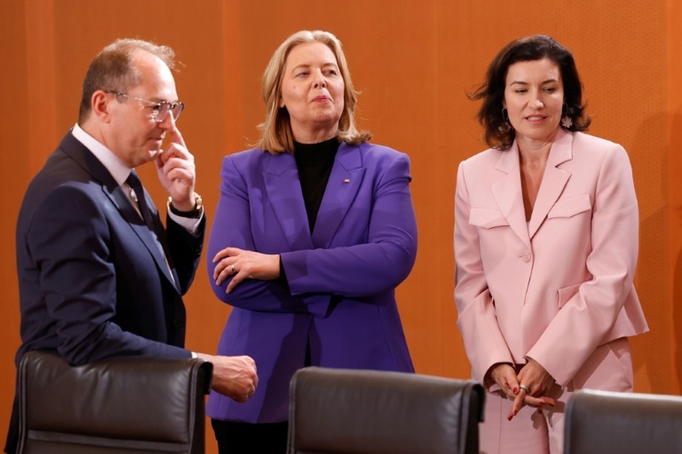 Dienstwagen-Check der Deutschen Umwelthilfe: Rote Karte für sieben Bundesminister