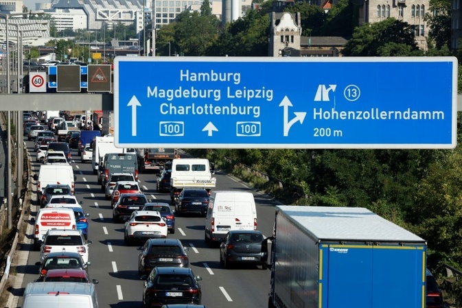 Pkw-Dichte 2024 nochmals gestiegen: 590 Autos pro 1000 Einwohner