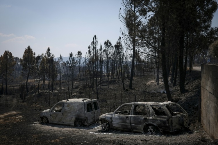 Feuerwehr in Portugal kämpft noch immer gegen heftige Waldbrände