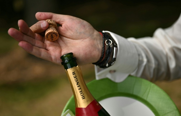 Champagner-Hersteller dürfen Flaschenhälse auch nackt lassen