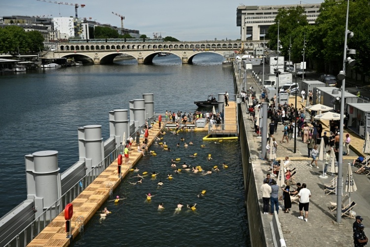 Badestätten in der Seine ziehen rund 100.000 Menschen an