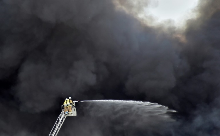 Großbrand von Lagerhallen in Hamburg nach drei Tagen gelöscht