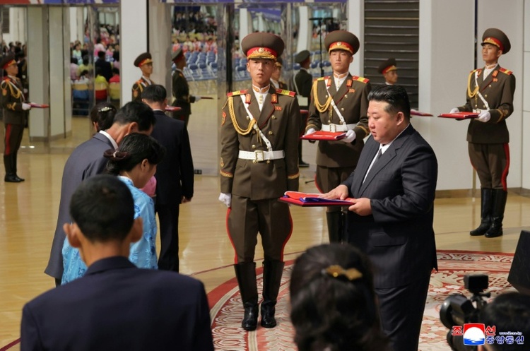 Kim tröstet Familien von im Kampf für Russland getöteten nordkoreanischen Soldaten