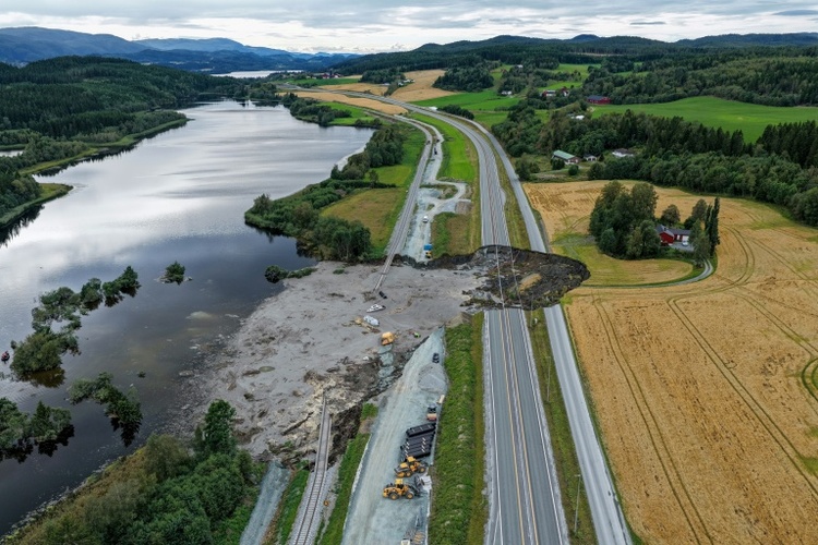 Erdrutsch reißt Krater in Fernstraße in Norwegen: Behörden befürchten ein Todesopfer