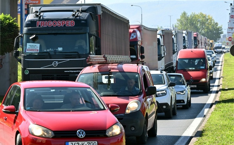 Protest gegen EU-Vorschrift: 6000 Lkw-Fahrer in Bosnien-Herzegowina streiken