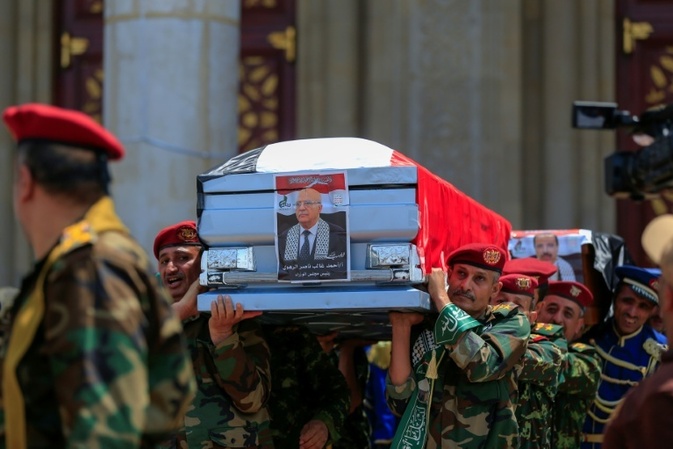 Huthis greifen Öltanker im Roten Meer an - Trauerfeier für Regierungschef in Sanaa