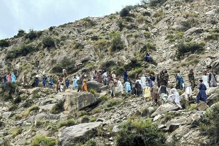 Nach Erdbeben in Afghanistan: Helfer bergen immer noch weitere Todesopfer aus Trümmern