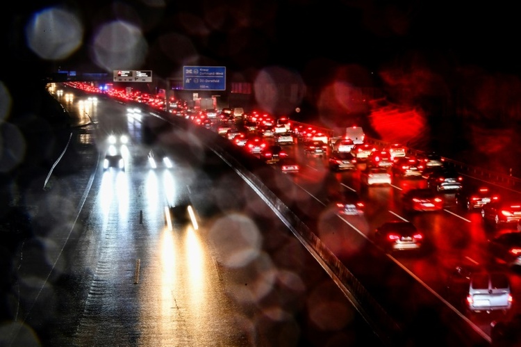 Deutsche legten 2023 pro Tag durchschnittlich 15,5 Kilometer mit dem Auto zurück