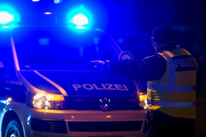 Nordrhein-Westfalen: 16-Jähriger flieht mit Auto vor Polizei und fährt in Böschung