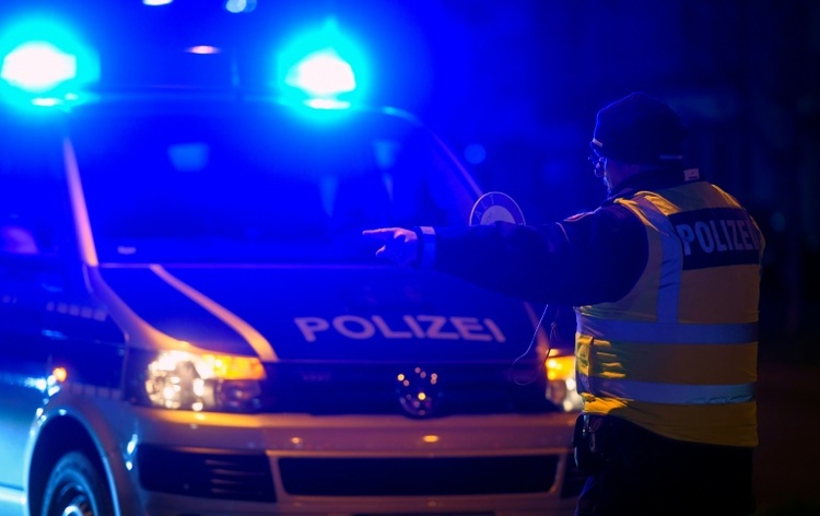 Nordrhein-Westfalen: 16-Jähriger flieht mit Auto vor Polizei und fährt in Böschung