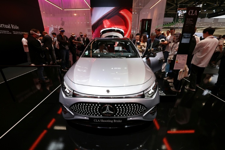 EU geht bei Autogipfel auf Industrie zu - und erntet dennoch Kritik