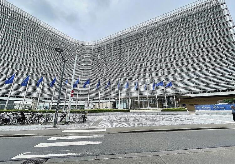 EU-Kommission will Autokonzernen bei Umstieg auf E-Autos helfen