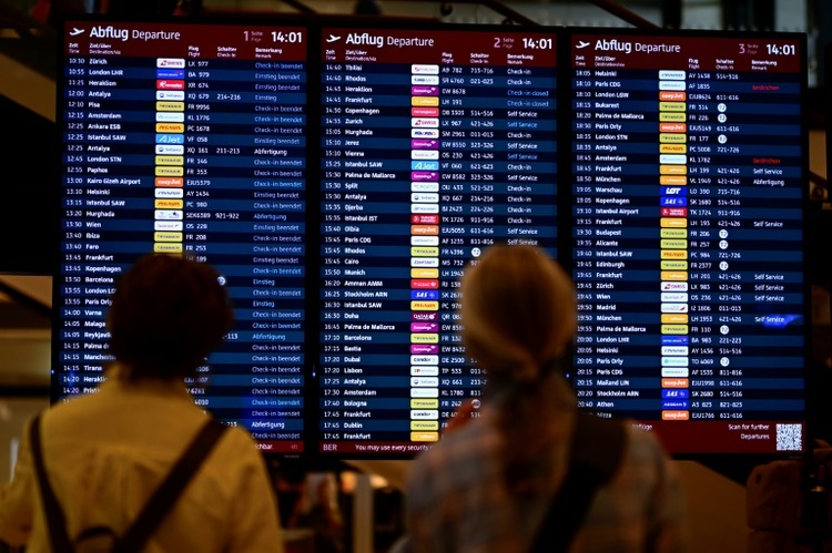Längere Wartezeiten an europäischen Flughäfen nach Cyberattacke auf Check-In-Systeme