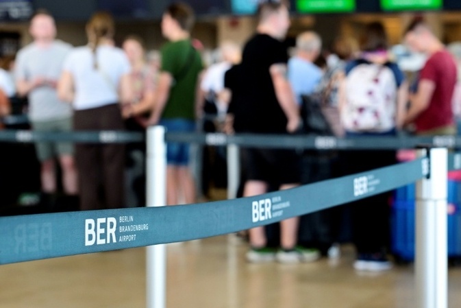 Flugstörungen durch Cyberattacke: Polizei nimmt Mann in Großbritannien fest