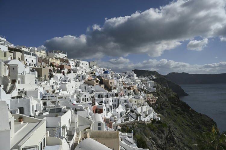 Schwarmbeben um Ferieninsel Santorini durch Bewegung von Magma ausgelöst
