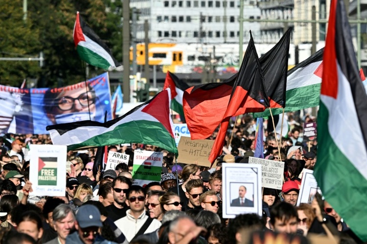 Zehntausende Menschen demonstrieren in Berlin für Ende des Gaza-Krieges