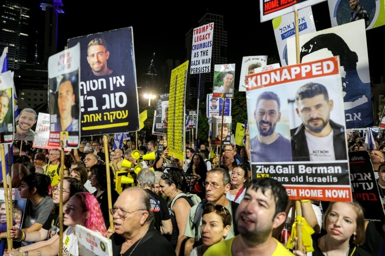 Vor Treffen von Netanjahu und Trump: Tausende Israelis demonstrieren für Abkommen