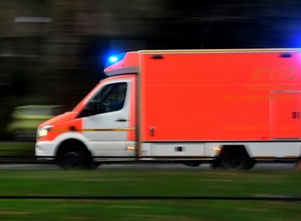 Krankenwagen hält auf Gleisen: Patientin stirbt bei Zusammenstoß mit Zug