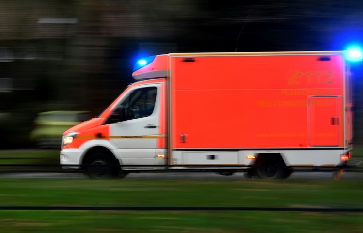 Krankenwagen hält auf Gleisen: Patientin stirbt bei Zusammenstoß mit Zug