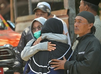 Zwei Tage nach Schuleinsturz in Indonesien ein Mensch lebend aus Trümmern gerettet