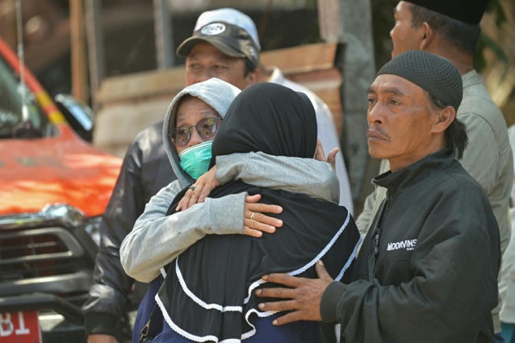 Zwei Tage nach Schuleinsturz in Indonesien ein Mensch lebend aus Trümmern gerettet
