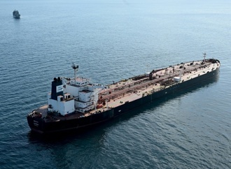 Vor Frankreich festgehaltener Öltanker der Schattenflotte setzt Fahrt fort