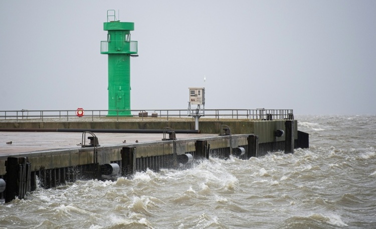 Sturmflut über Teilen Norddeutschlands: Störungen im Fährverkehr