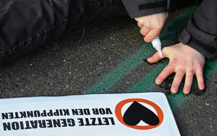 Berliner Polizei beschlagnahmt von Klimaaktivisten große Mengen Sekundenkleber