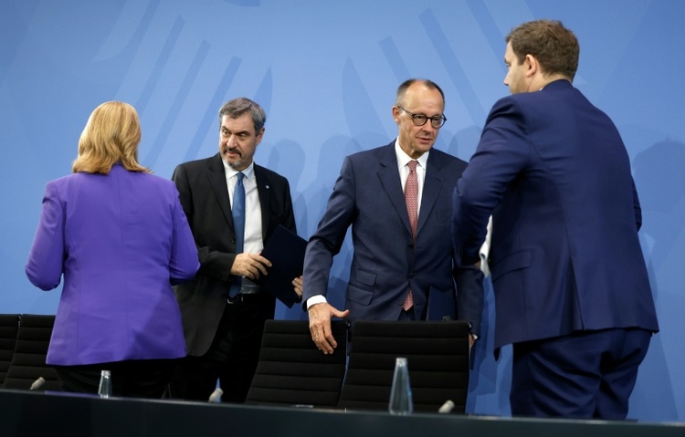 Debatte um sogenanntes Verbrenner-Aus: Bundesregierung berät mit Autoindustrie