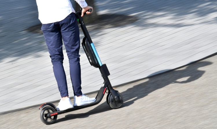 Unfälle mit E-Scootern: Forscher fordern größere Räder und Führerscheinpflicht